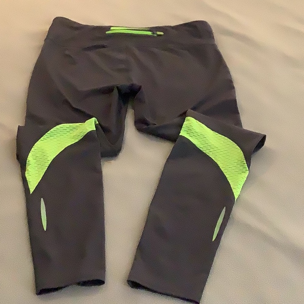 Under Armour women’s exercise pants estimated size XS. See measurements.